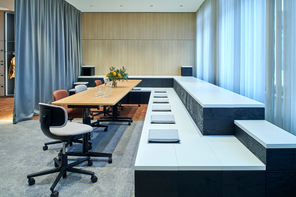 Bereich im Buero, abgetrennt durch Vorhaenge