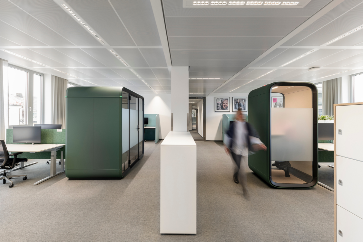 Blick in ein Büro, durch das eine Person läuft