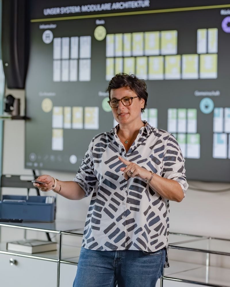 Natalie Zink, Workspace Consultant bei designfunktion, präsentiert die Ergebnisse eines Workshops