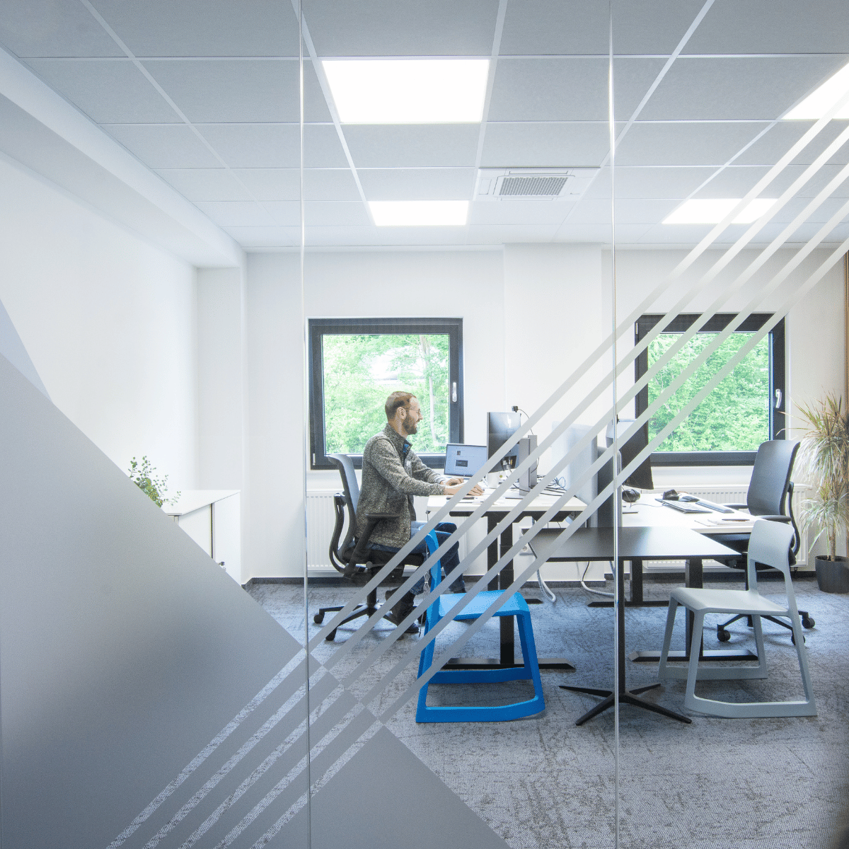 Blick durch eine Glasscheibe in das Buero eines Software-Unternehmens