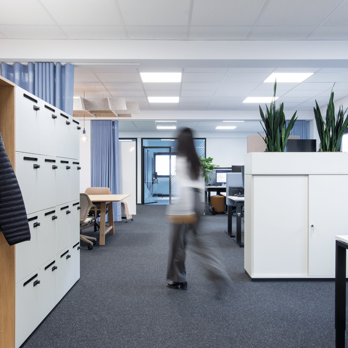 Blick ins offene Buero in einem Software-Unternehmen
