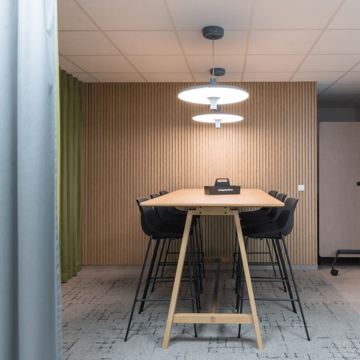 Hochtisch in der Cafeteria von einem Software-Unternehmen