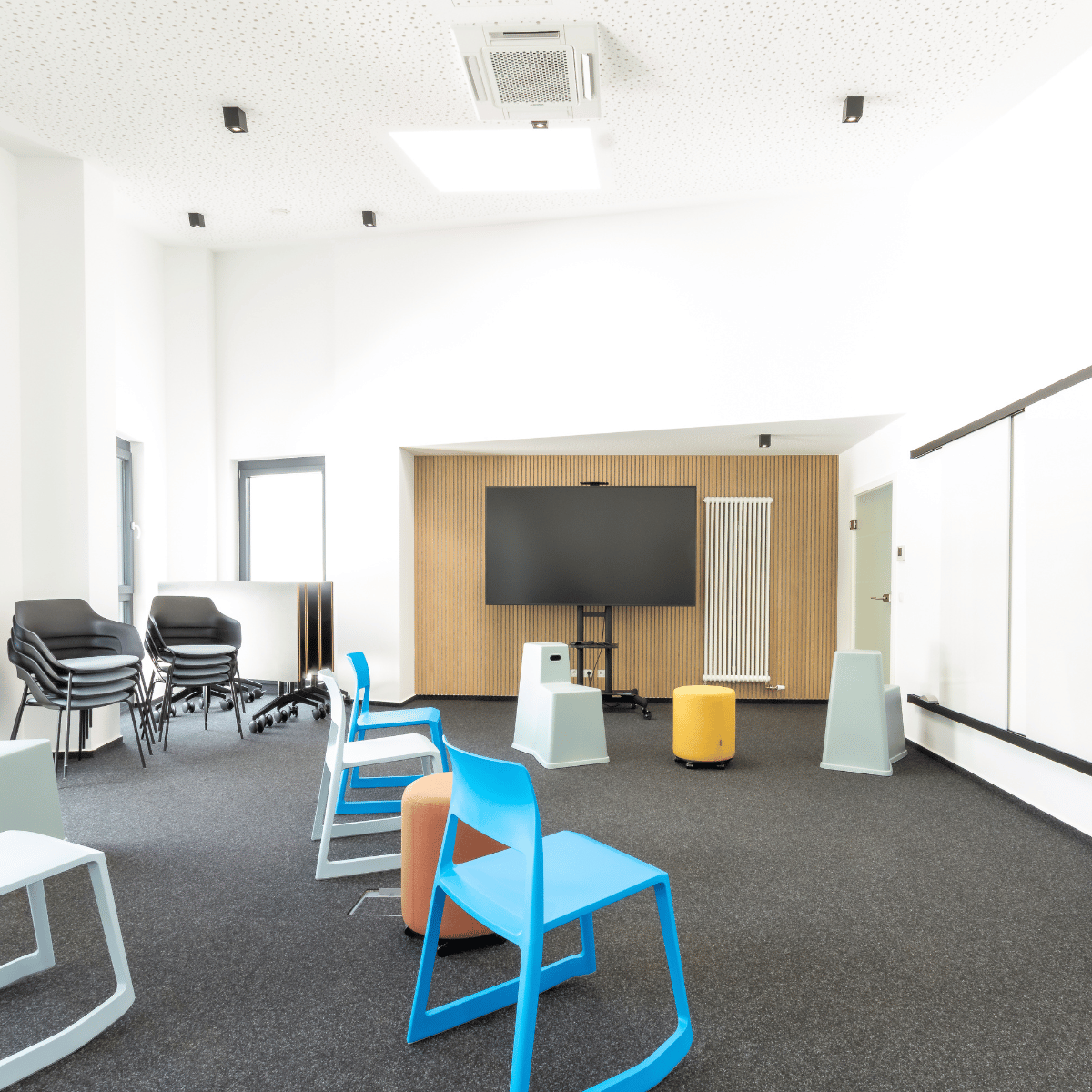 Kreativer Meetingraum in der neuen Arbeitswelt eines Software-Unternehmens