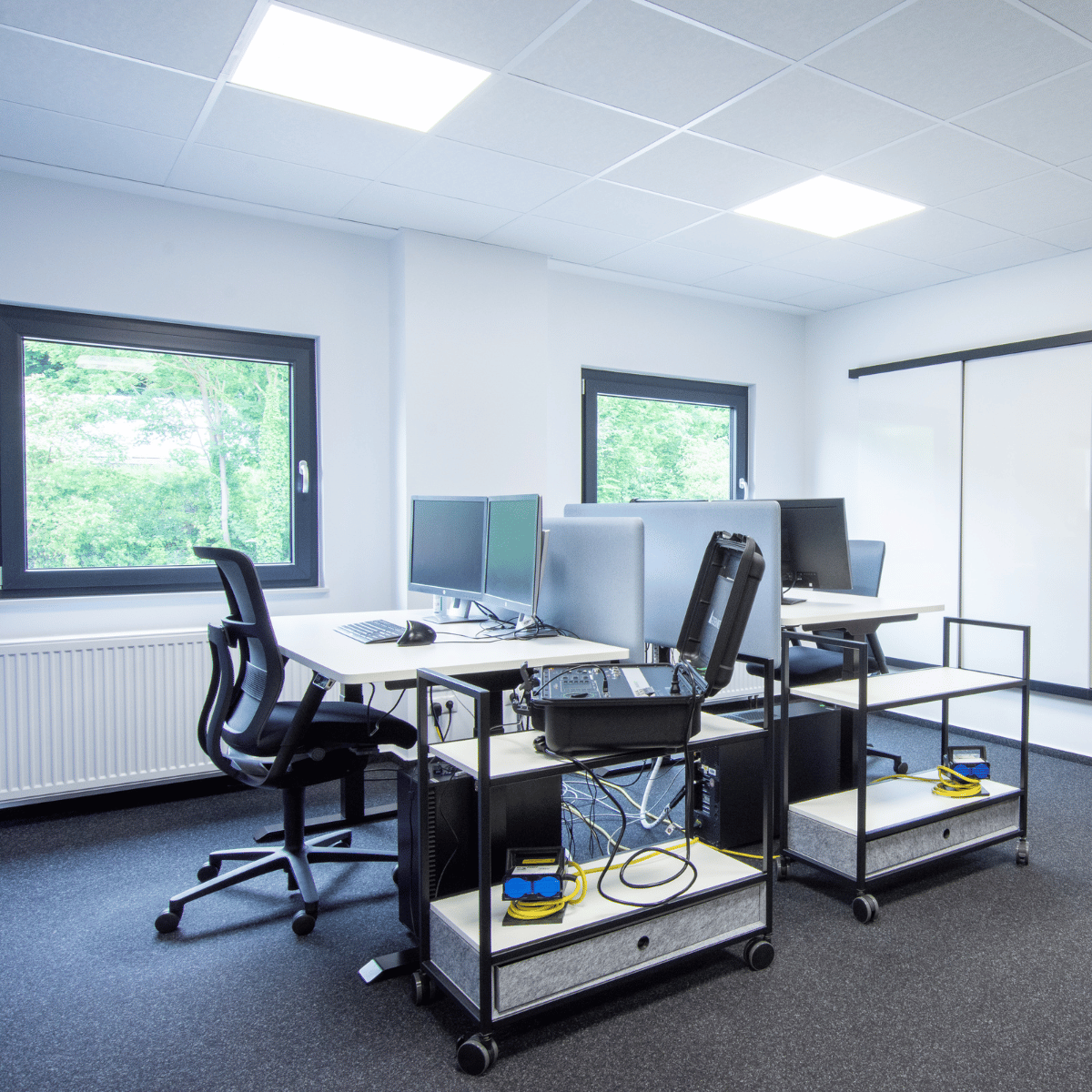 Schreibtischinsel mit IT-Technik in einem Software-Unternehmen