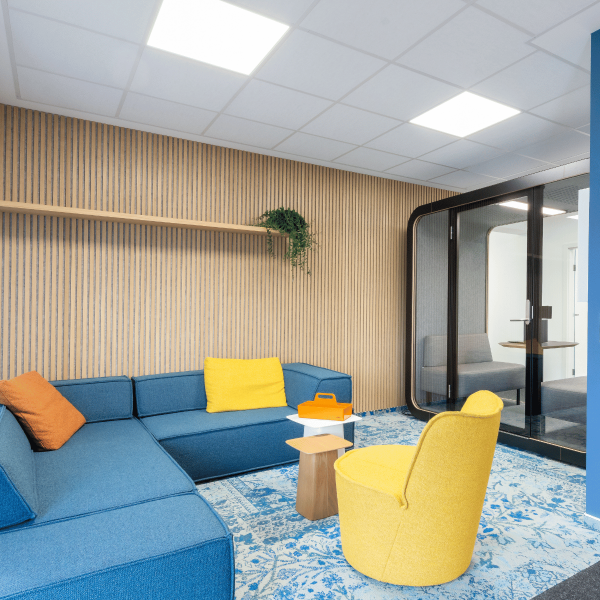 Blaues Sofa in einer Worklounge in einem Software-Unternehmen