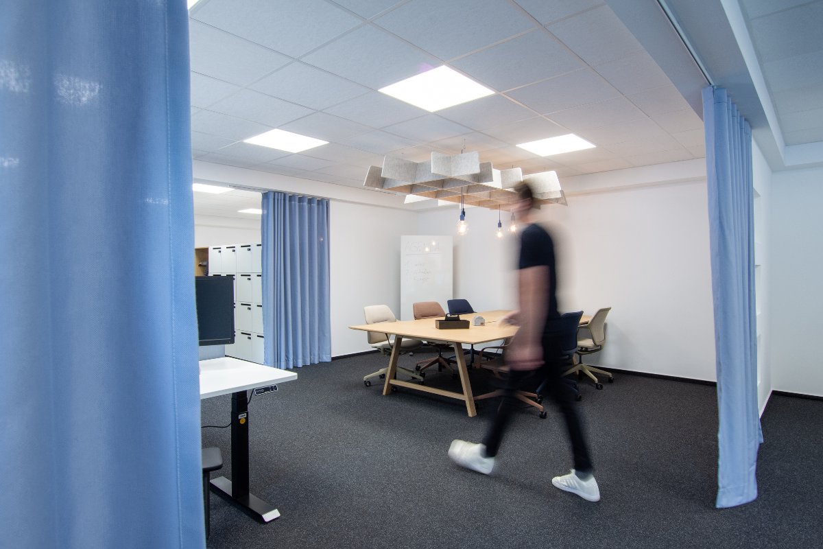 Offenes Buero mit akustischen Vorhaengen