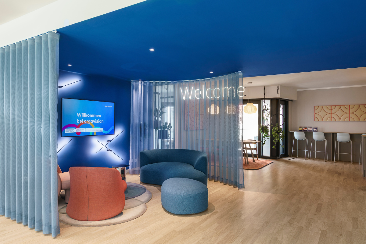 Eingangsbereich im Buero, abgeteilt mit akustischen Vorhaengen
