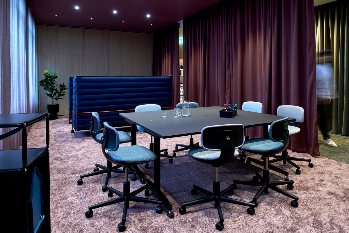 Buero mit Teppichboden, Vorhaengen und akustischen Moebeln