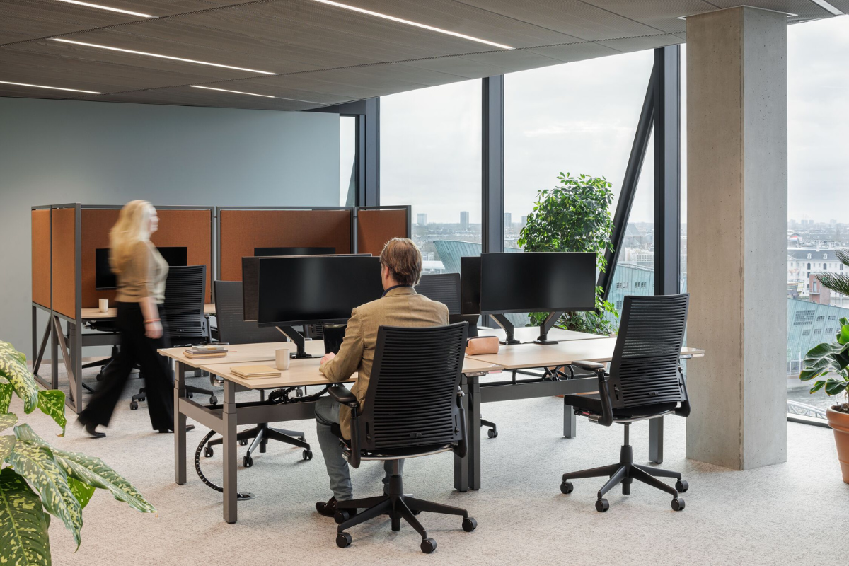 Blick in ein Buero mit nachhaltigen Bueromoebeln
