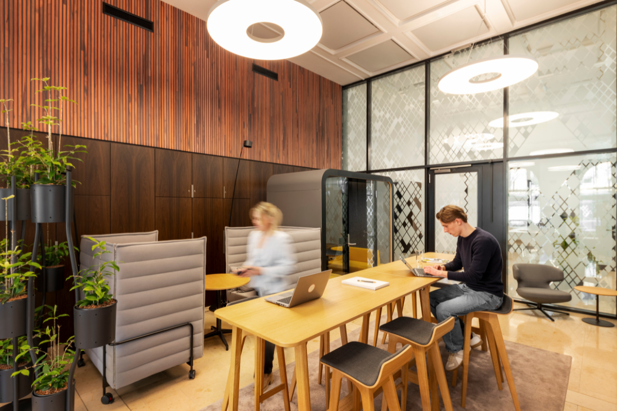 Zwei Personen in einem modernen Buero bei der Arbeit