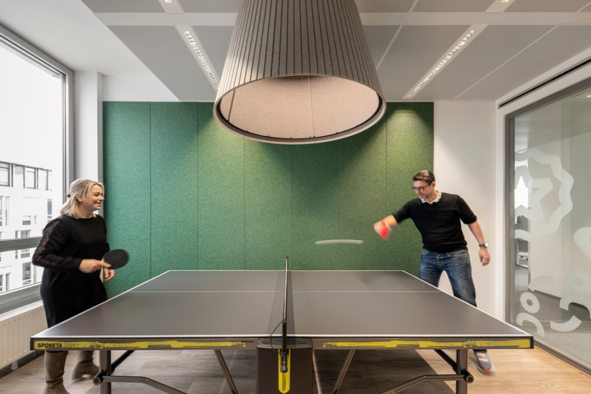 Zwei Personen spielen Tischtennis