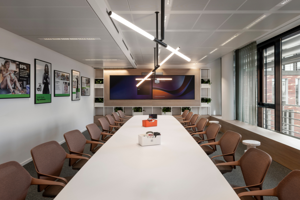 Blick in einen modernen Meetingraum mit zwei Monitoren an der Wand