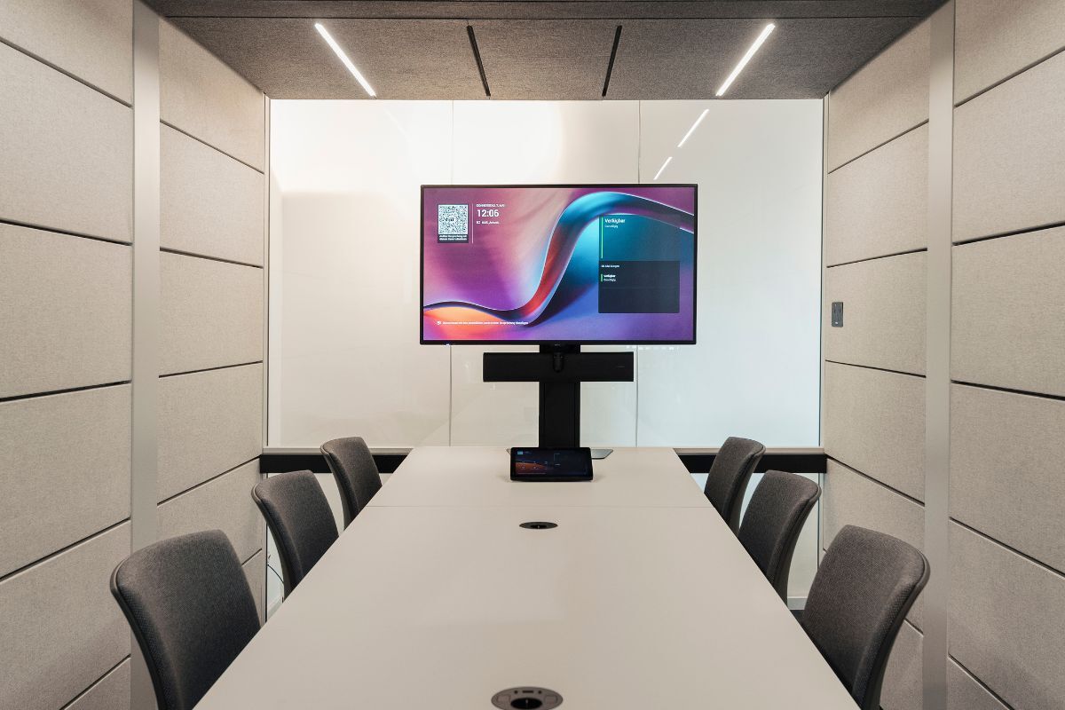 Telefonbox, die mit Technik für hybrides Arbeiten ausgestattet ist