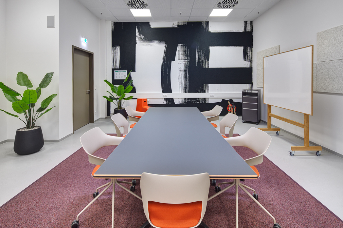Meetingraum mit flexiblen Moebeln und Whiteboard in einem Buero