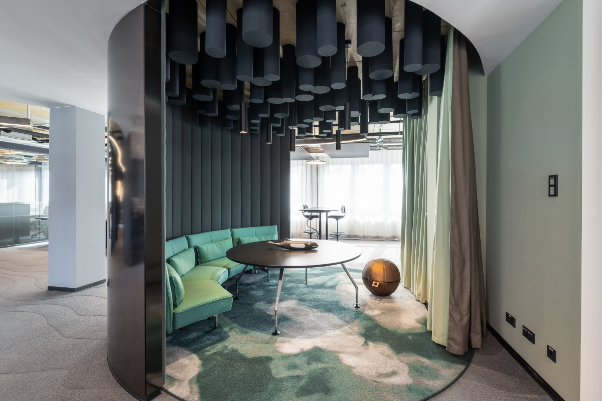 Markante Deckengestaltung im Buero bei Advanova - Interior Trends 2026