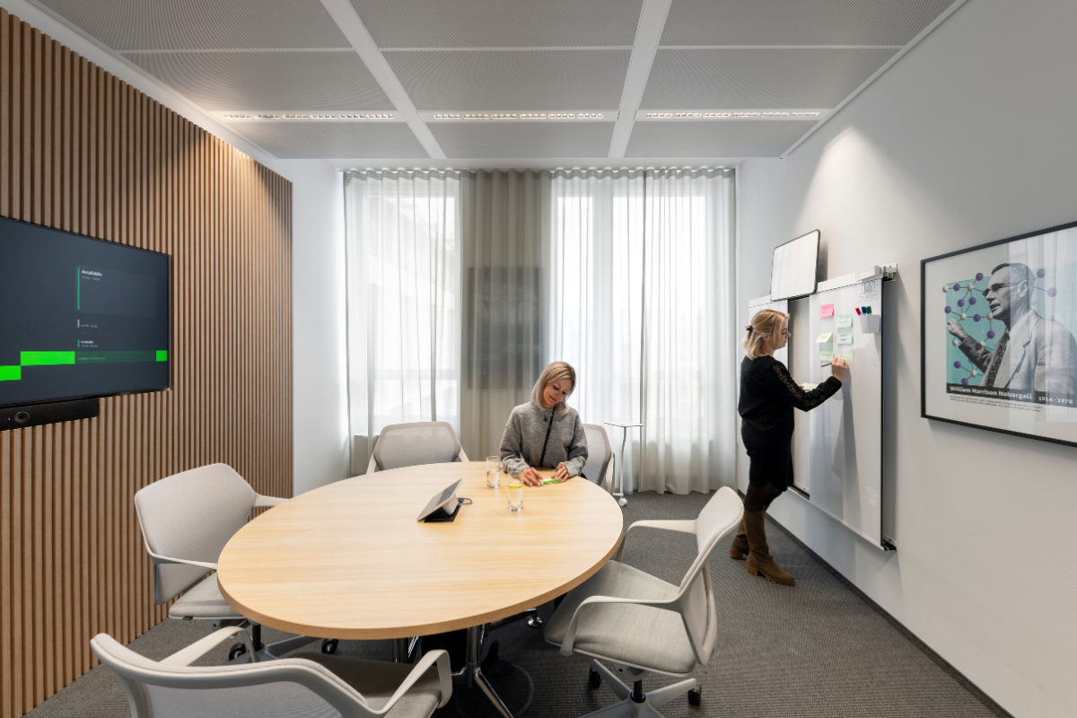 Zwei Frauen in einem Meetingraum bei einem Brainstorming