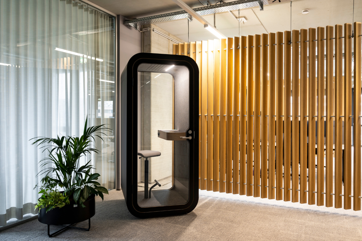 Telefonbox in einem Buero