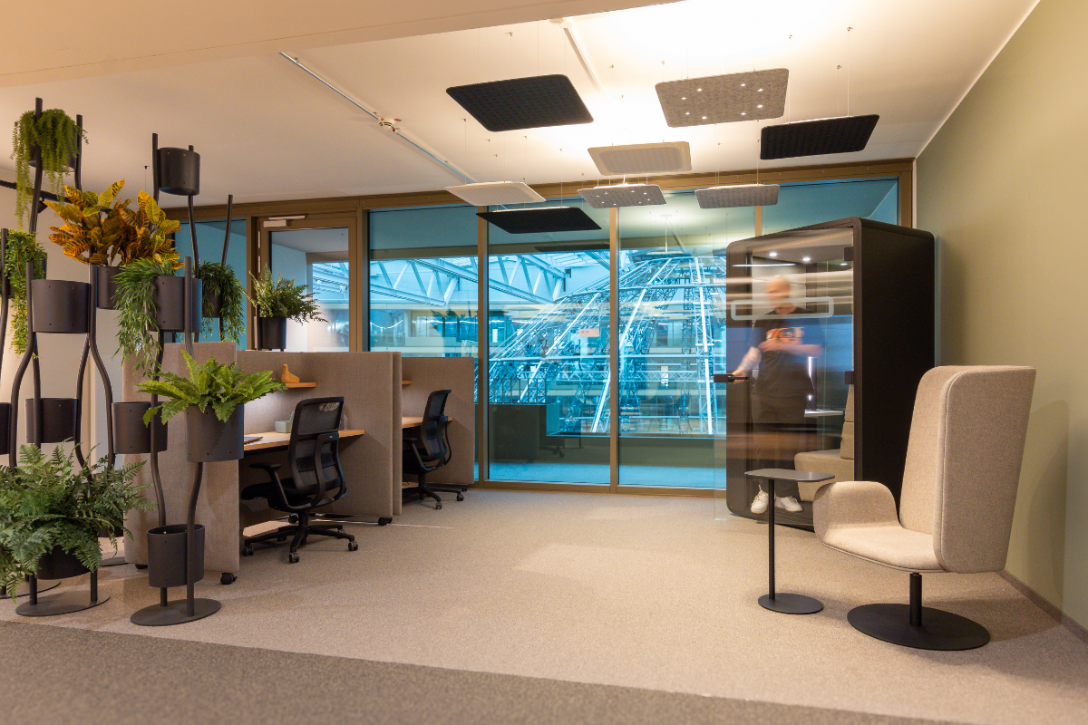 Person kommt aus Telefonbox im Buero