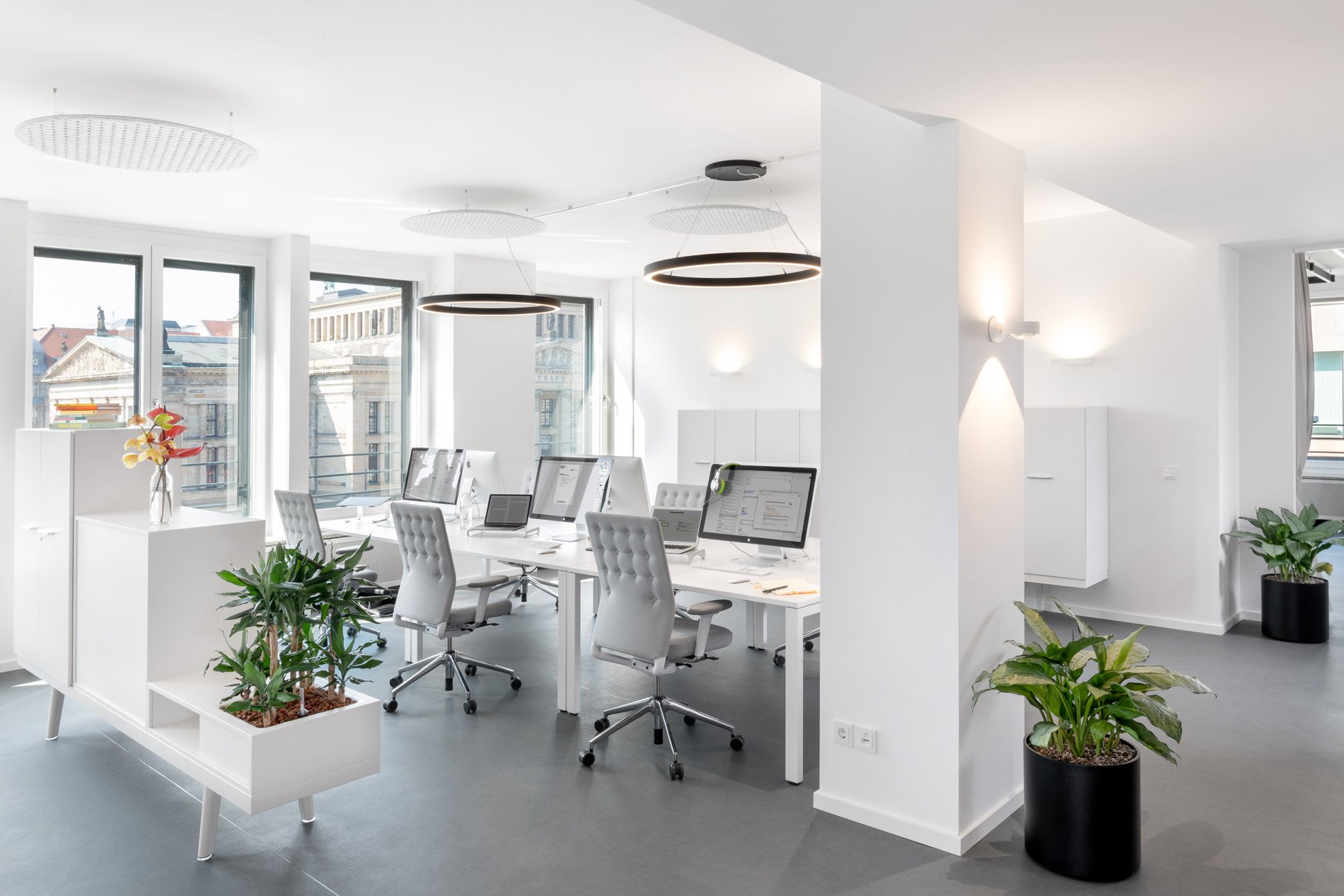 Blick in eine offene Bueroflaeche mit Desk-Sharing-Konzept