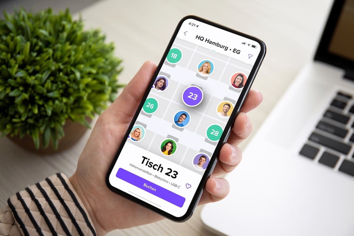 Auf einem Handybildschirm ist die Desk-Sharing-App deskbird zu sehen mit der Auswahl auf Tisch 23