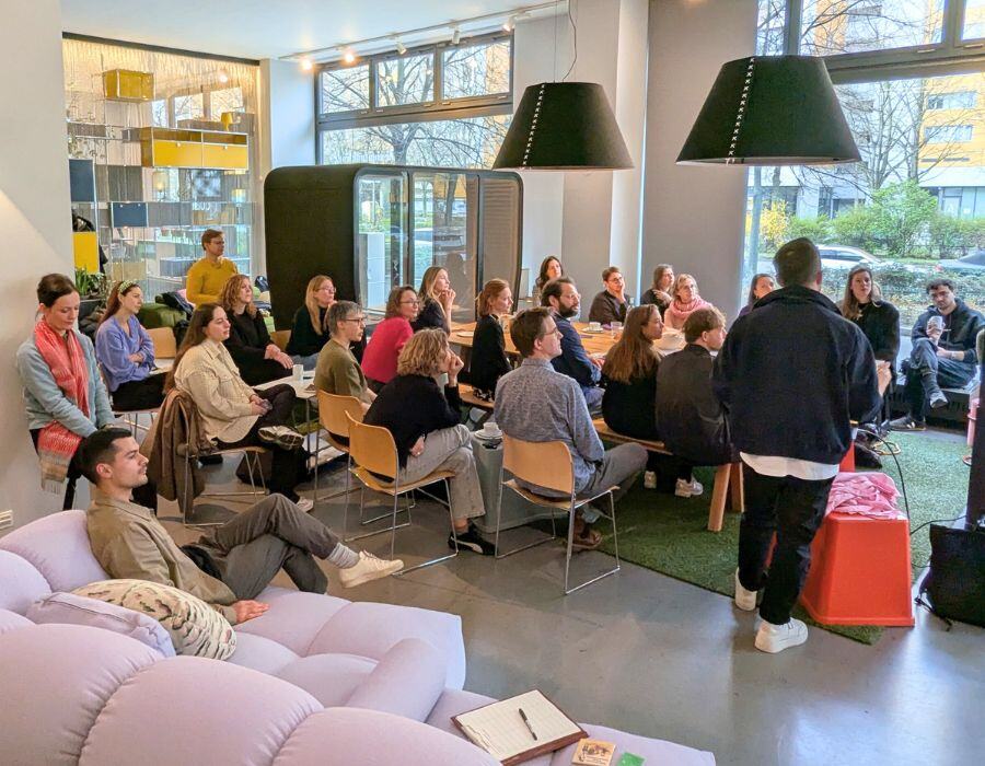 Teilnehmer und Teilnehmerinnen am New Office Breakfast bei designfunktion Berlin