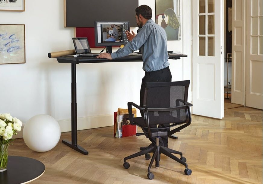 Beispiel für die Ausstattung eines Homeoffice Arbeitsplatzes mit einem höhenverstellbaren Tisch