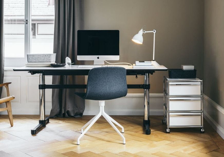 Beispiel für die Ausstattung eine Arbeitsplatzes mit Schreibtisch, Stuhl und Rollcontainer