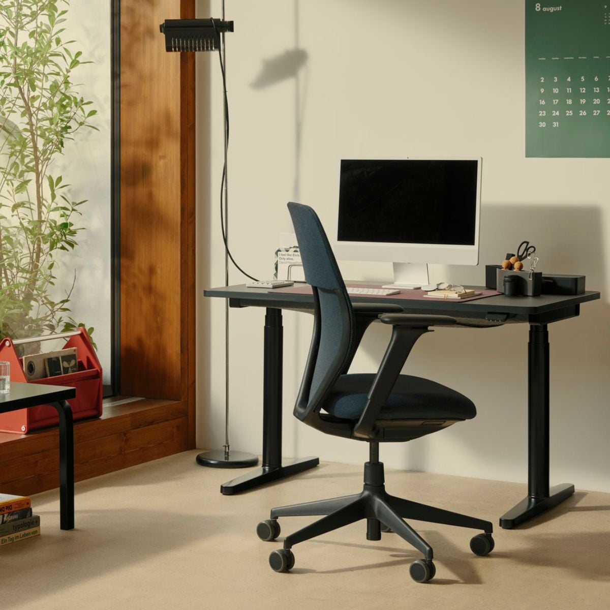 Homeoffice-Bereich, der mit Möbeln von Vitra ausgestattet wurde