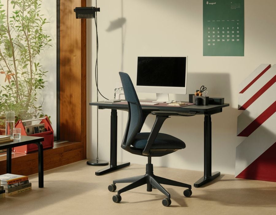 Homeoffice-Bereich, der mit Möbeln von Vitra ausgestattet wurde