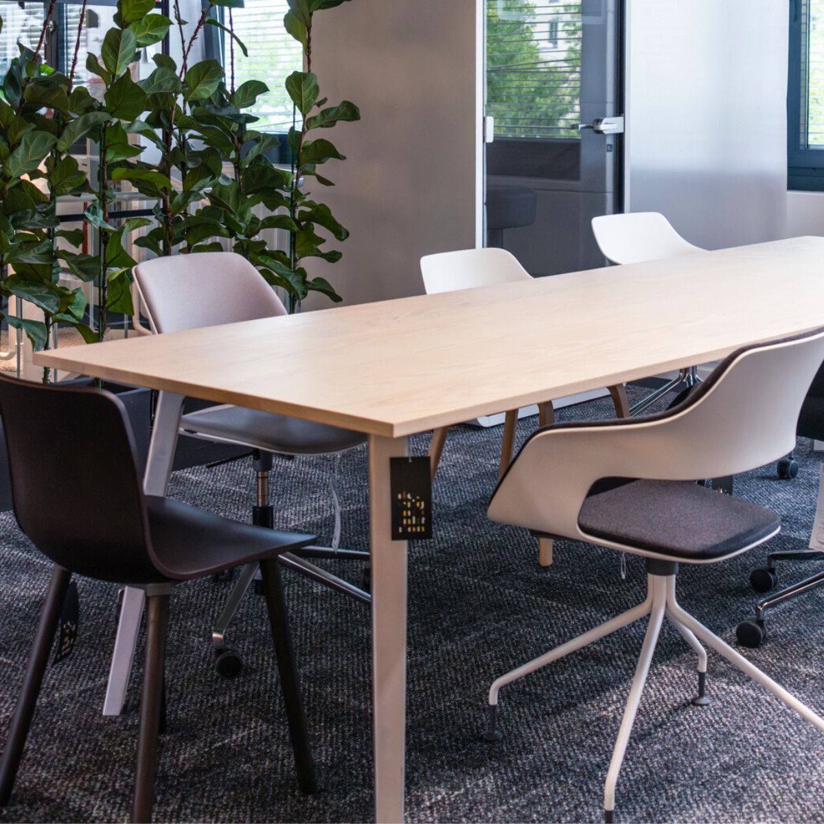 Tisch mit Konferenzstühlen als Produktbeispiele für den designfunktion Sale vom 17. bis 25. Oktober 2025
