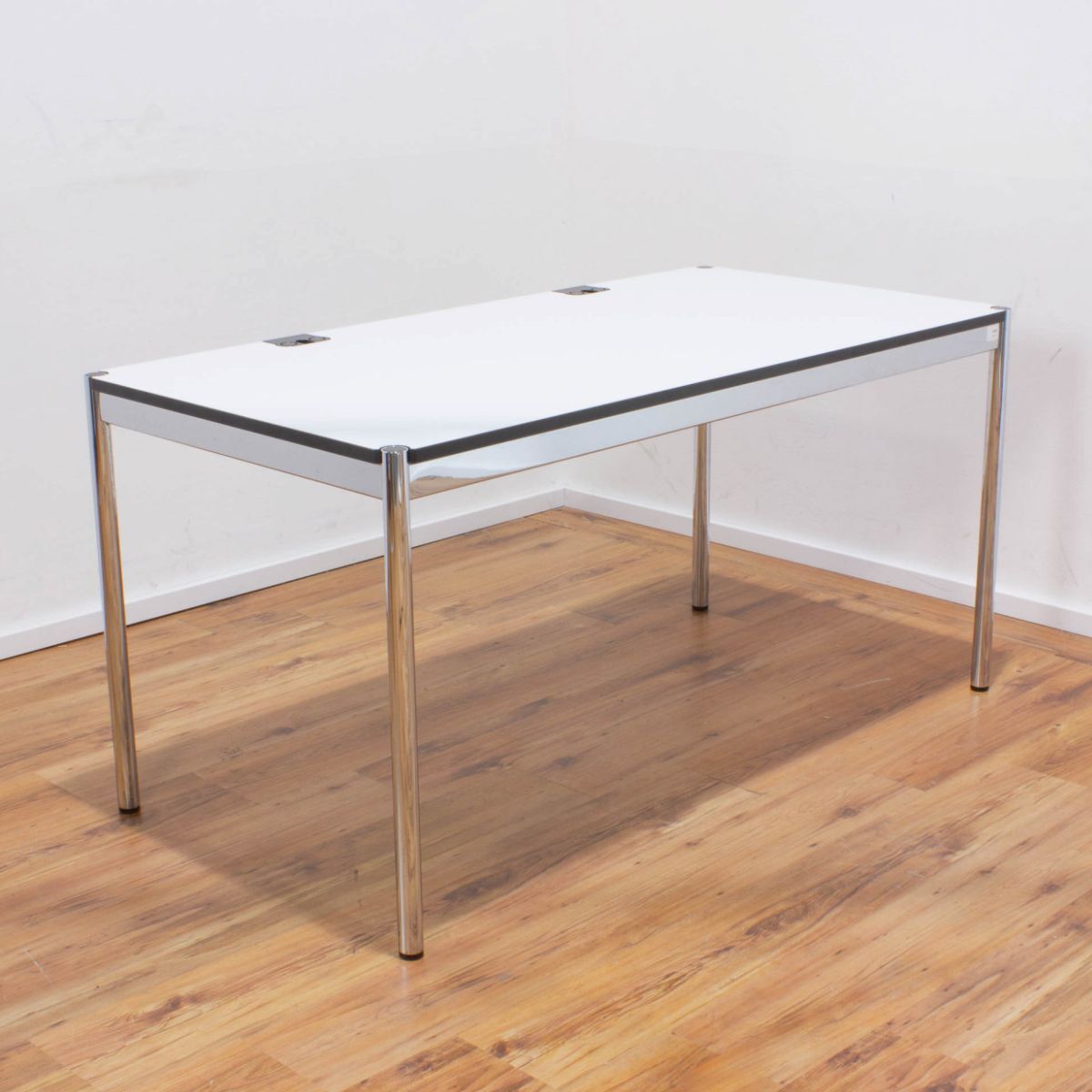 Tisch von USM Haller als Produktbeispiel für den designfunktion Sale vom 17. bis 25. Oktober 2025