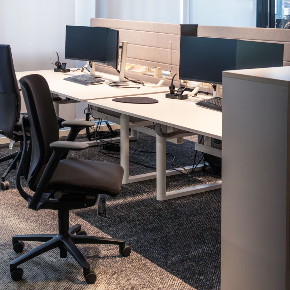 Höhenverstellbare Tische mit Bürostühlen als Produktbeispiele für den designfunktion Sale vom 17. bis 25. Oktober 2025