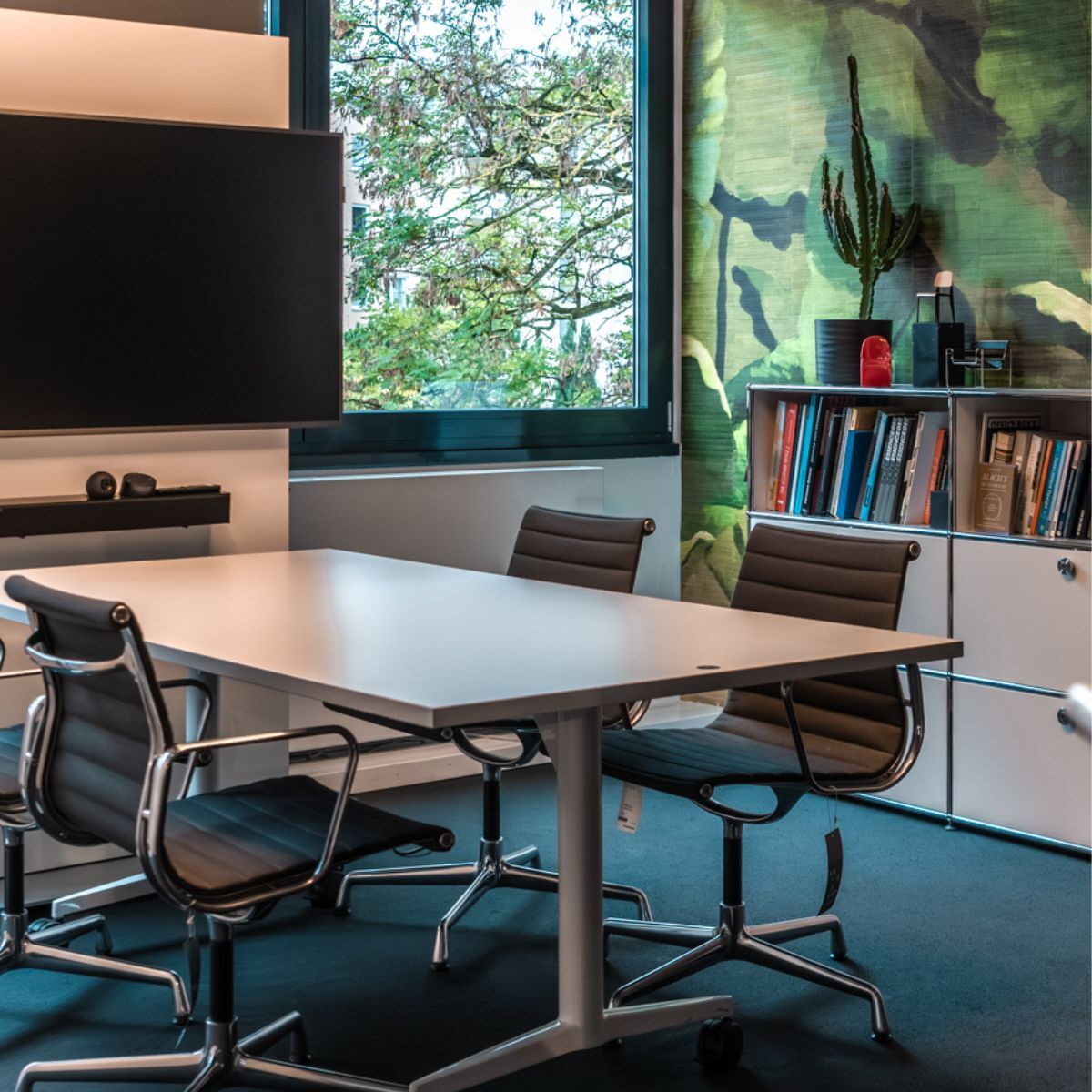 Tisch, Konferenzstühle und Stauraumlösung als Produktbeispiele für den designfunktion Sale vom 17. bis 25. Oktober 2025