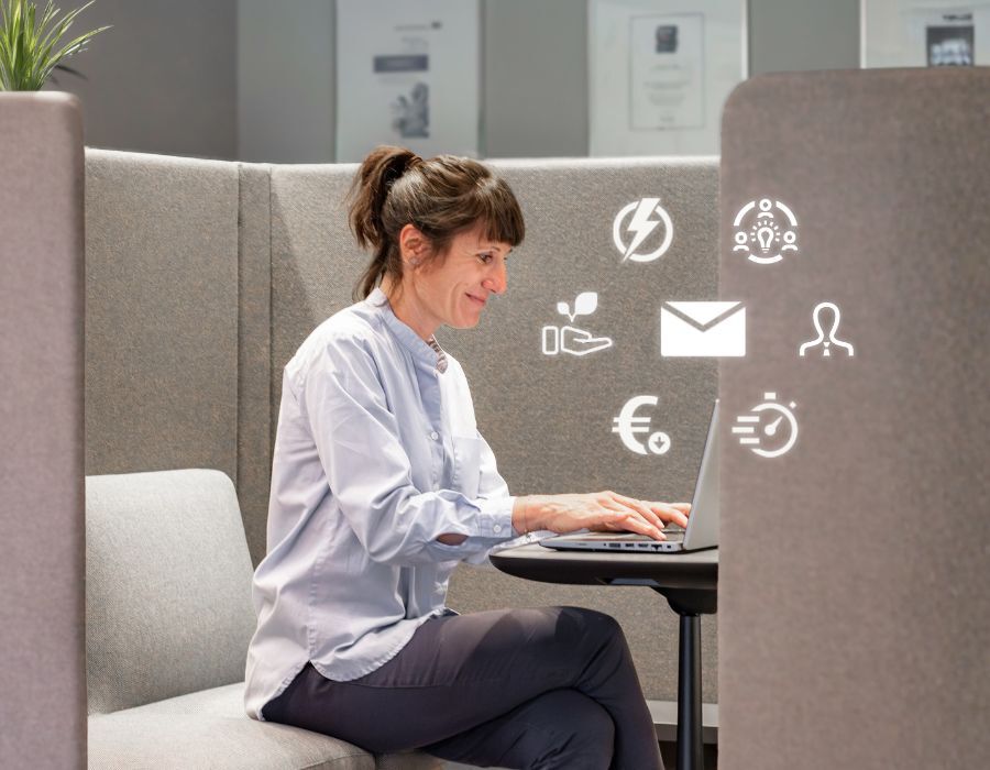 Frau vor dem Laptop schreibt den designfunktion Newsletter mit vielfältigen Infos rund um moderne Arbeitswelten