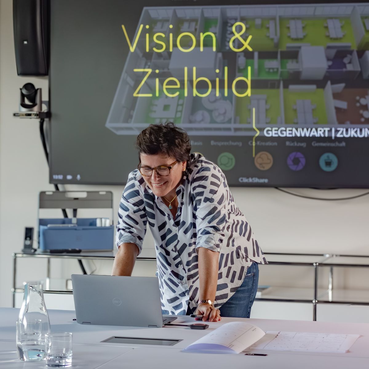 Natalie Zink bei Ergebnispräsentation des Zielworkshops von designfunktion