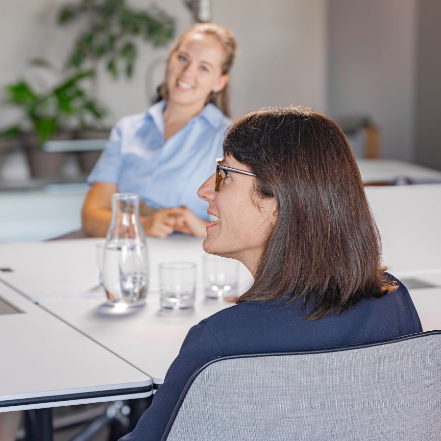 Zuhörerinnen bei der Ergebnispräsentation des Office Effizienzchecks von designfunktion