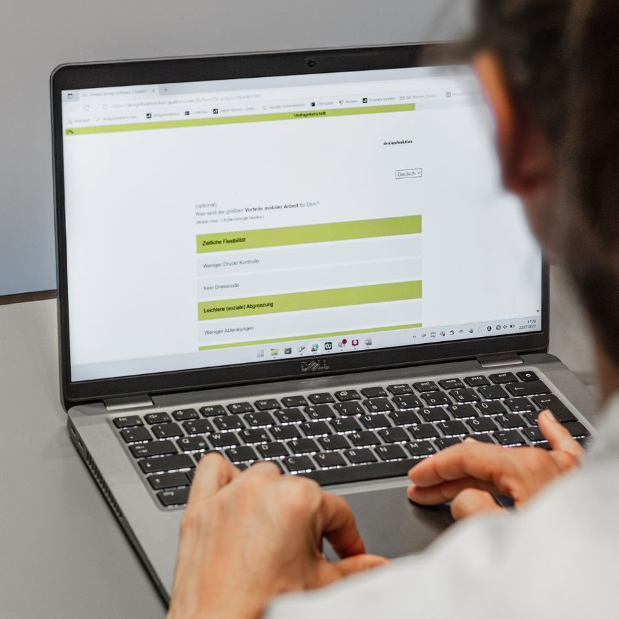 Mitarbeiterin füllt Onlineumfrage im Zuge des Workspace Analytics Prozesses von designfunktion aus