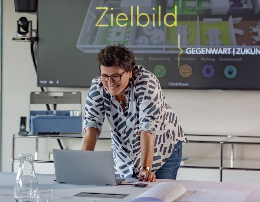 Natalie Zink bei Ergebnispräsentation des Zielworkshops von designfunktion