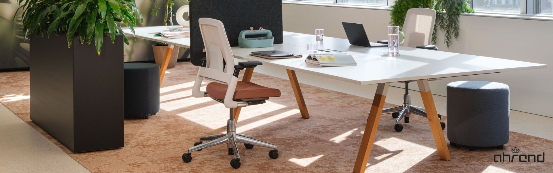 Ein mit Büromöbeln von Ahrend ausgestattetes Büro