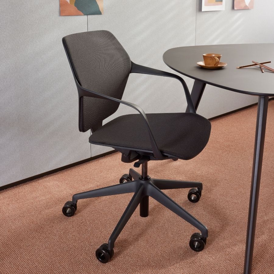 Ray Work von Brunner auf Rollen an einem Tisch