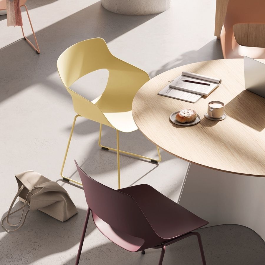 Scoop Stühle in unterschiedlichen Farben von Brunner an einem runden Tisch