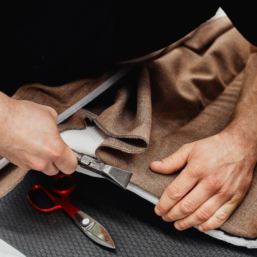 Handarbeit beim Polstern eines Stuhls bei Brunner