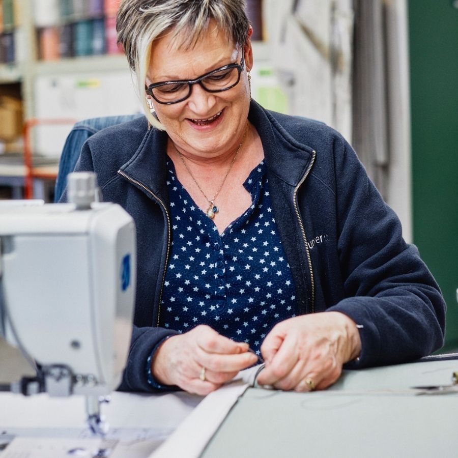Näherin bei der Arbeit in der Produktion von Brunner
