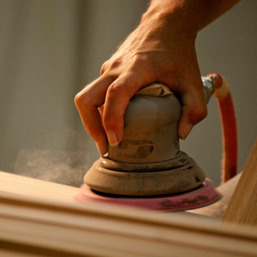 Manuelles Schleifen von Holz bei Brunner