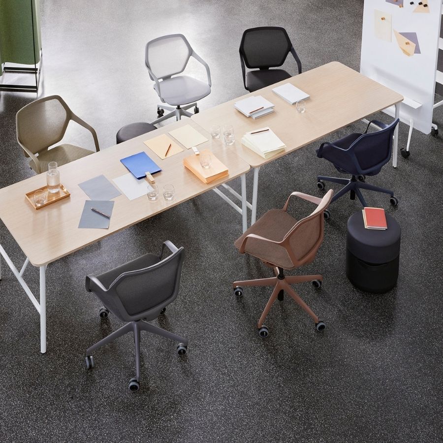 Ray Work Stühle in unterschiedlichen Farben von Brunner an einem Tisch