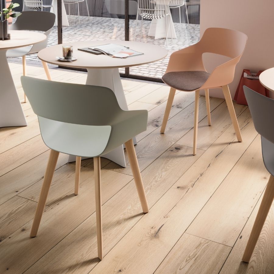 Scoop Stühle von Brunner in unterschiedlichen Farben mit Untergestellen aus Holz