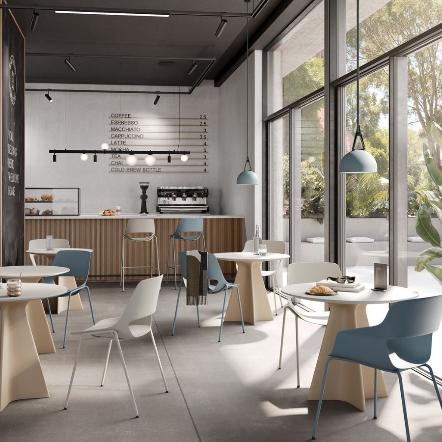 Cafeteria, die mit Scoop und Scoop Bar Stühlen von Brunner ausgestattet ist