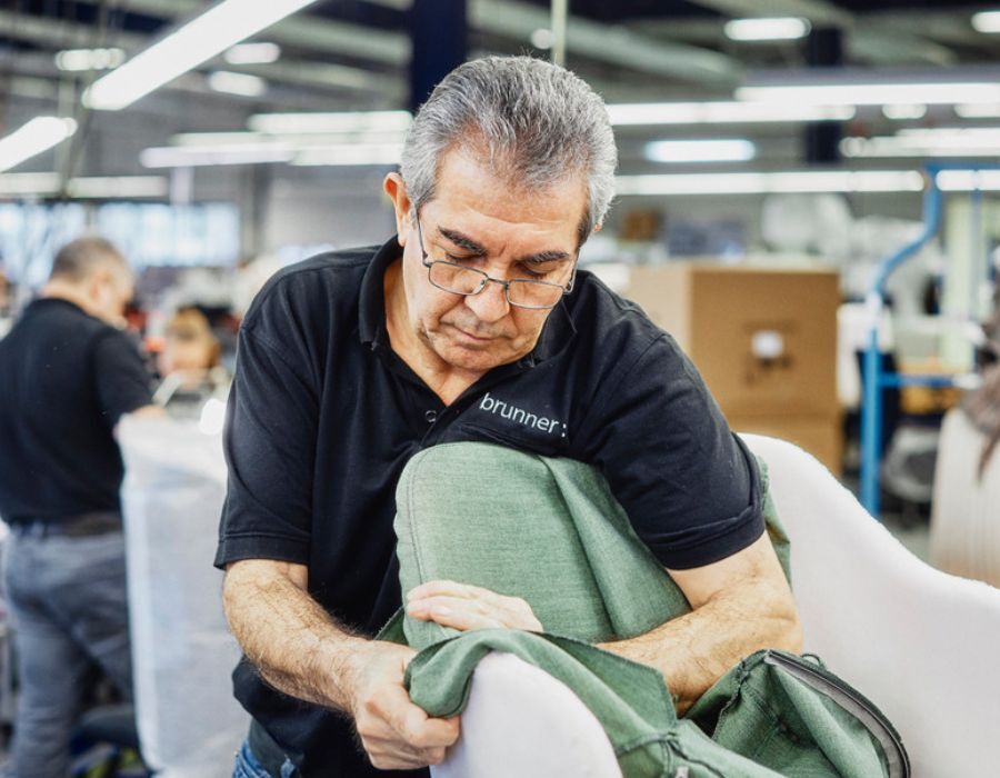 Mitarbeiter von Brunner beim Polstern eines Stuhls