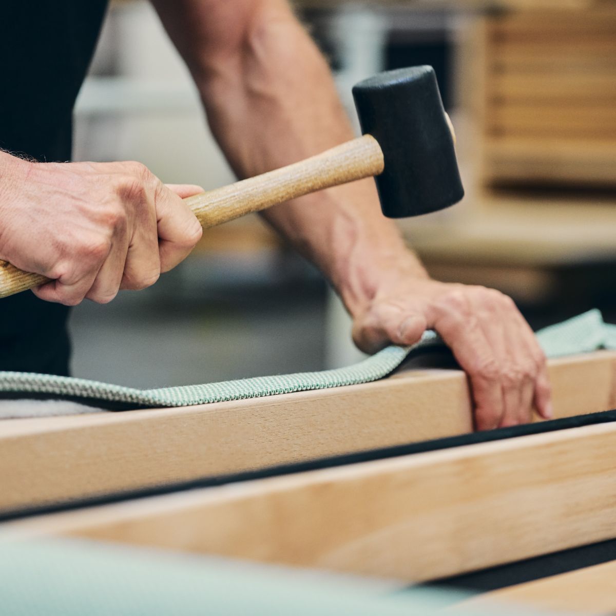 Mitarbeiter von COR bespannt Möbelstück mit Stoff