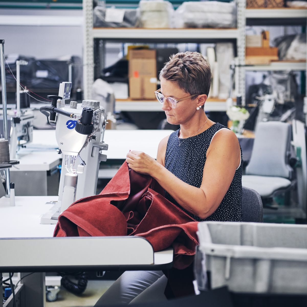 Näherin in der Produktion des Möbelherstellers COR